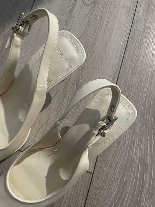 Молочні туфлі Bershka