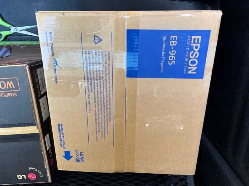 Epson Projector EB-965 (Beamer); 3LCD z LAN (Ethernet)