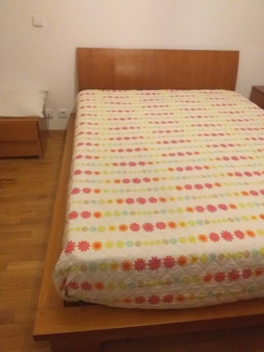 Cama com mesiinhas de cabeceira.