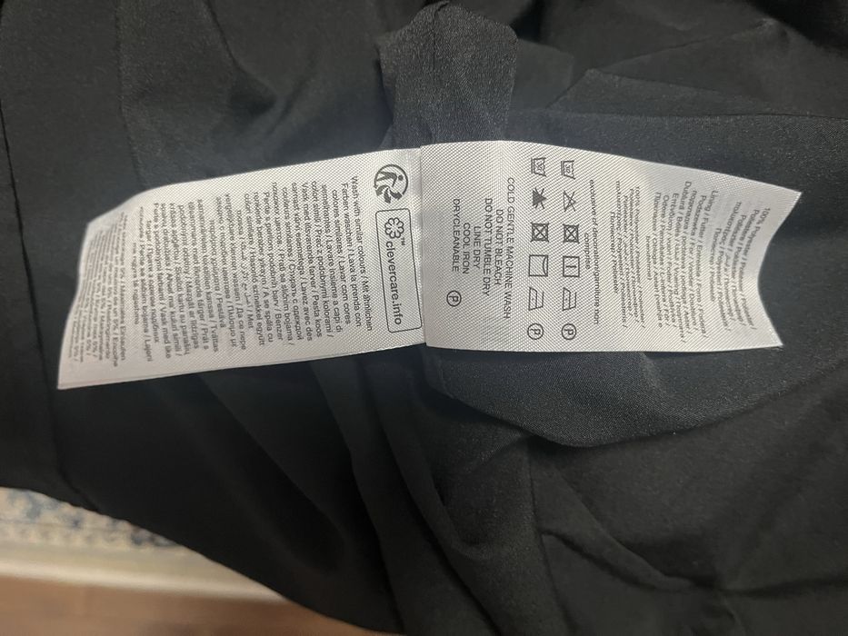 Slodka czarna sukienka z pieknymi mankietami Only