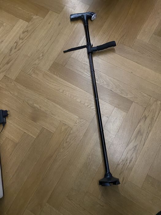Laska inwalidzka z wbudowaną latarką LED