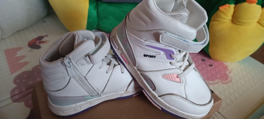 На дівчинку.    .