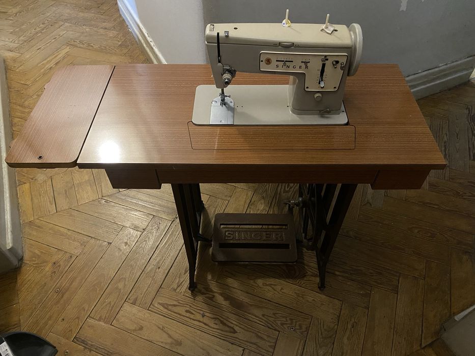 Máquina de Costura Singer 457 com móvel e pedal original