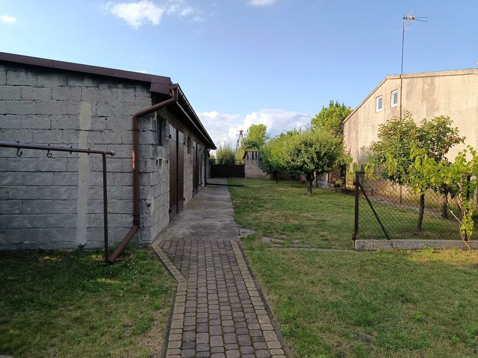 Sprzedam dom z budynkami gospodarczymi