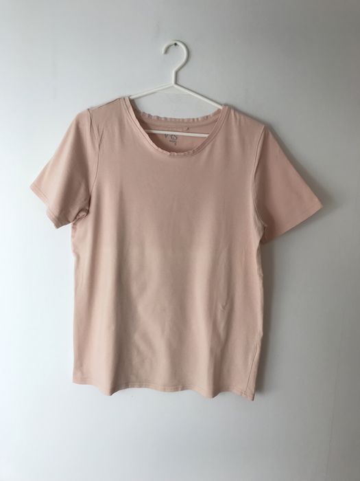 Jasny klasyczny t-shirt z okrągłym dekoltem  pudrowy róż