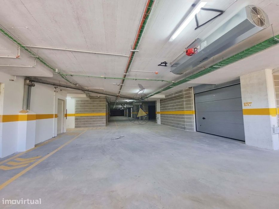 Garagens Box à Venda em Portimão — de 16 m² a 28 m², entre a estação d