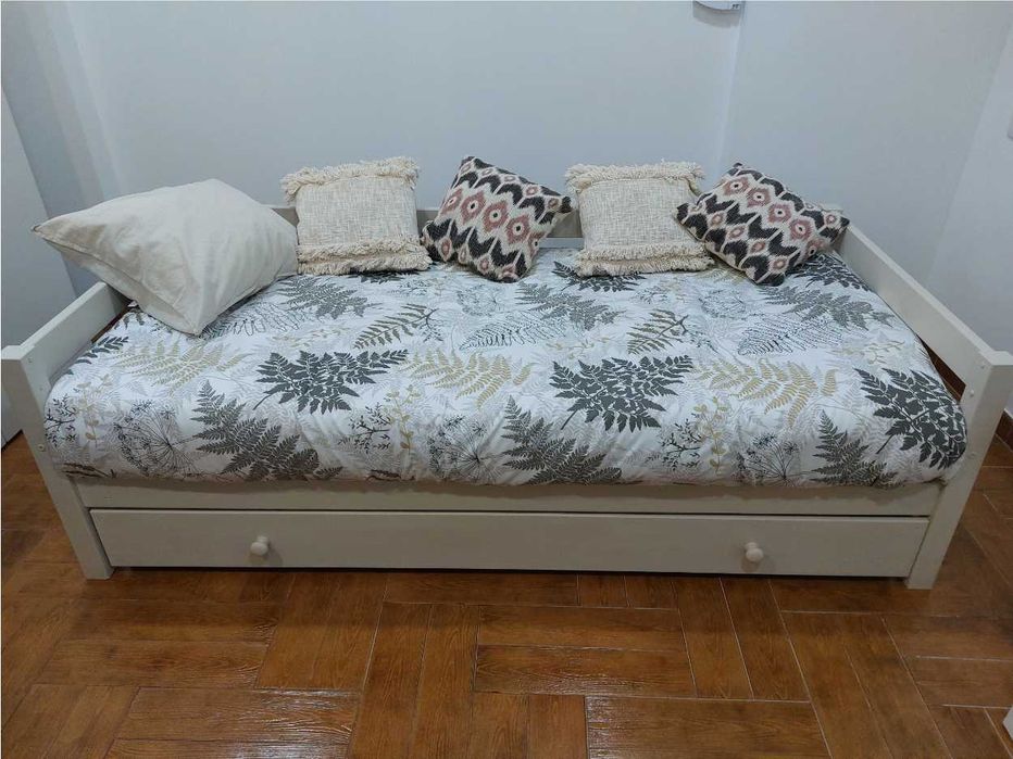 Cama individual branca com gavetão de arrumação