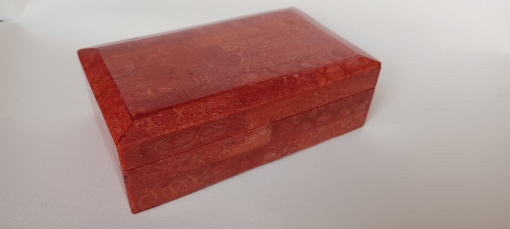 Szkatułka z korala. 13,5x8x4,5 cm.