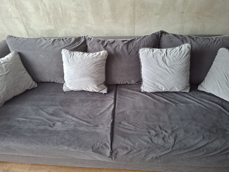 Sofa rozkładana szara z pufami