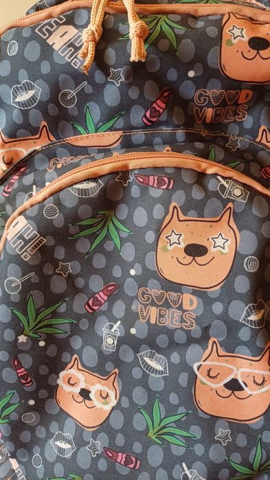 Mochila escolar com rodinhas e alça retrátil
Possui vários compartim