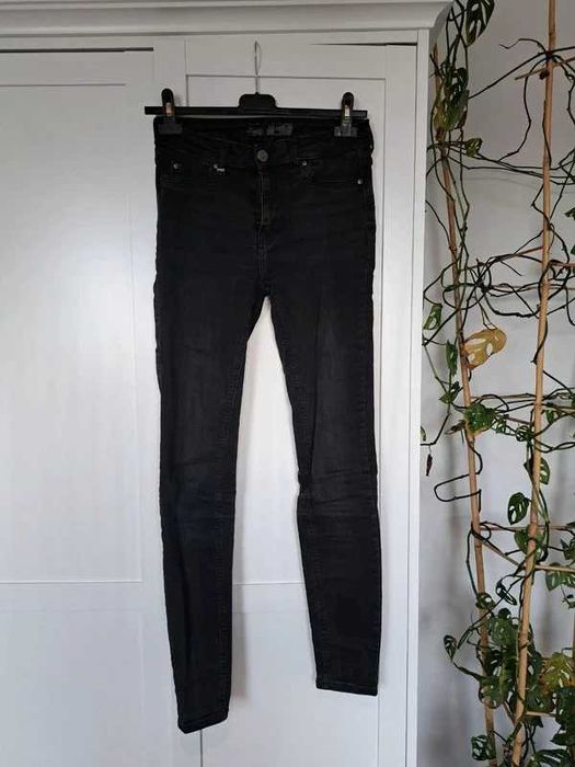 Czarne rurki z przetarciami - klasyka w nowoczesnym wydaniu, rozm. XS