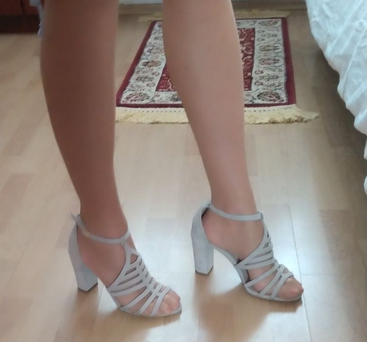 Piękne zamszowe buty sandałki