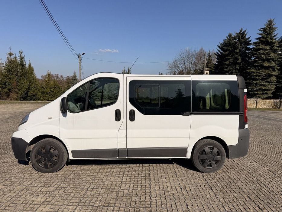 Renault Trafic samochod specjalny wjazd do strefy hak 5 osób