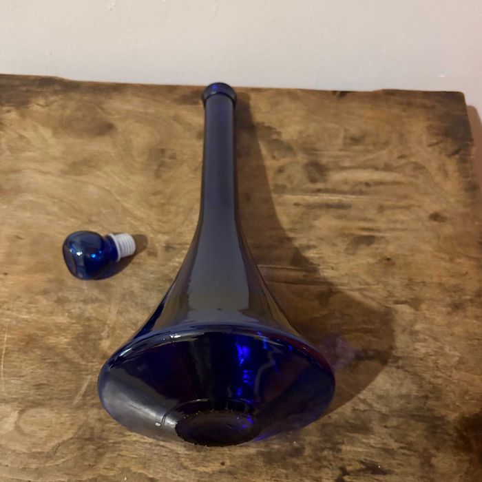 Karafka ze szkła kobaltowego, postmodernistyczna lata 80, wys.39 cm