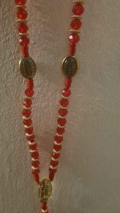 Cudny czerwony Różaniec z Gwadelupeupe