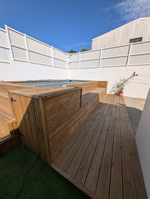 Vendo piscina+acessórios, retângulo de relva artificial e estrutura de ferro e madeira que envolve a piscina