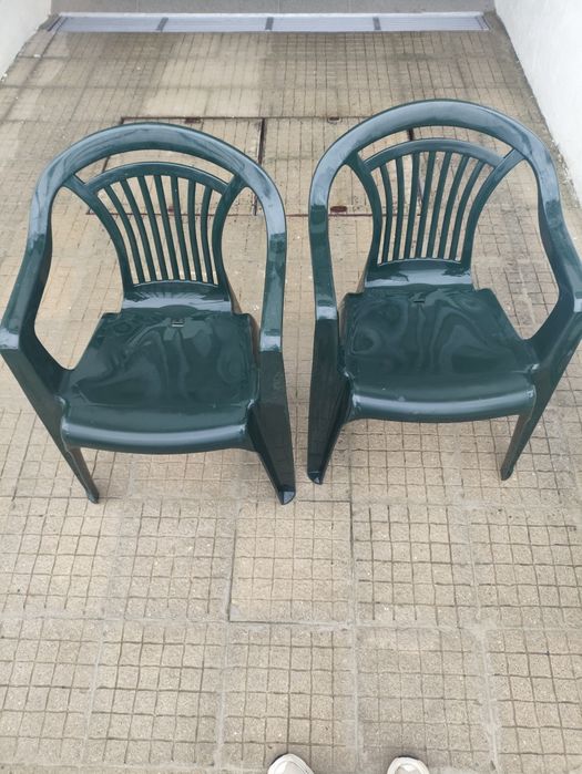 2 cadeiras de plástico