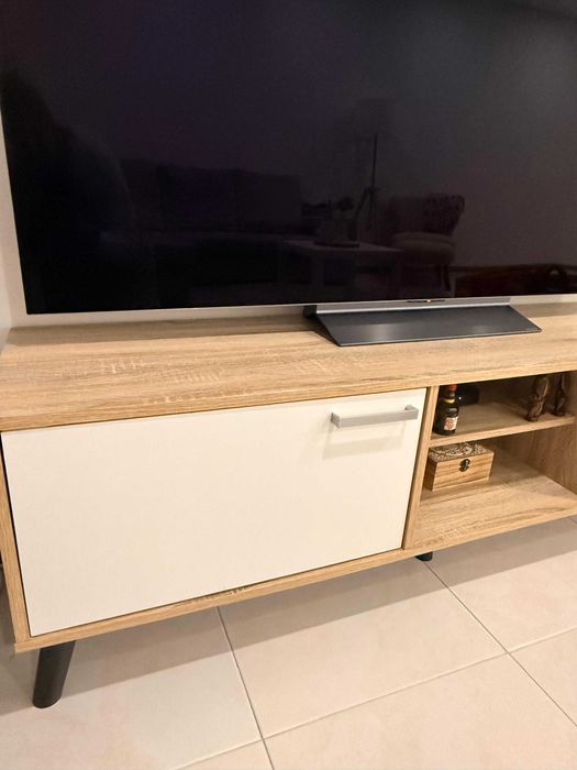 Sofá , mesa, candeeiro e móvel de TV