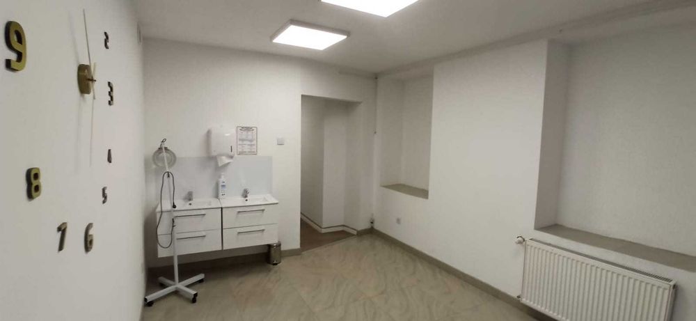 Wieluń - Do wynajęcia lokal handlowo-uslugowy (parter) 50 m2.