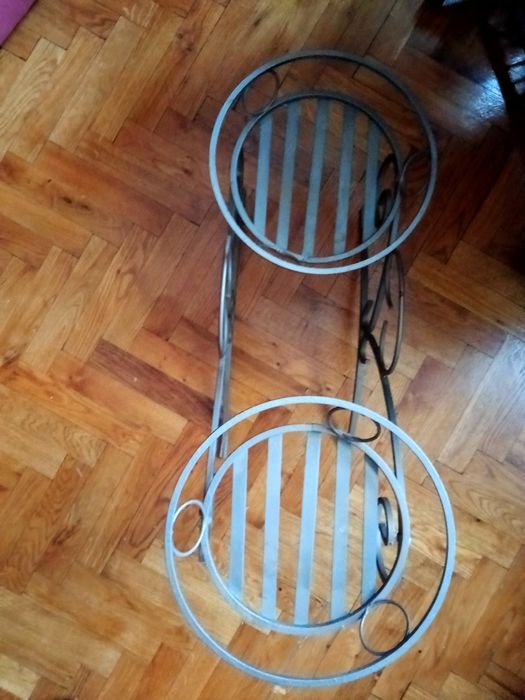 Металлическая  холодной ковки  подставка для цветов