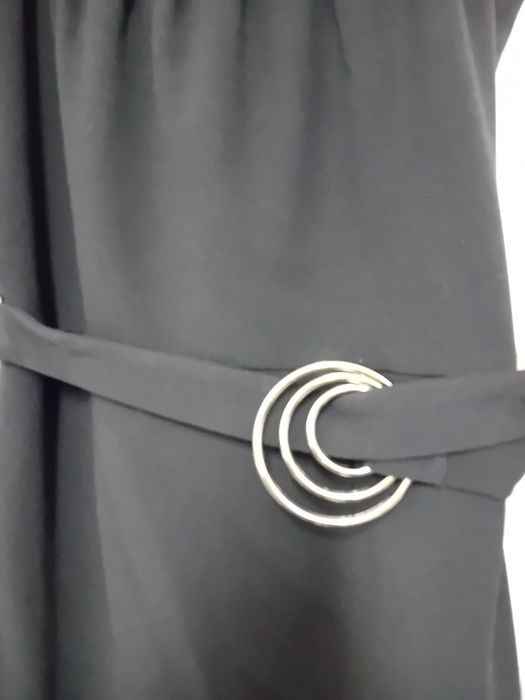Vestido preto com argolas