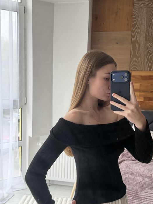 кофтинка зі спущеними плечима Stradivarius