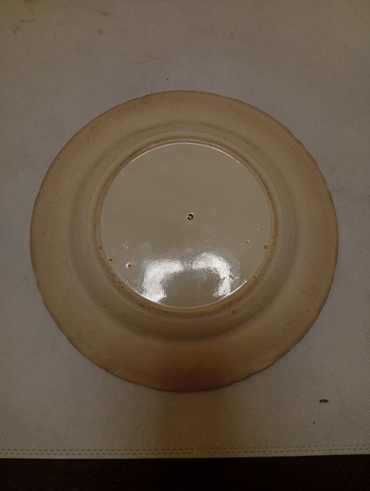 Prato em faiança marca C numerado