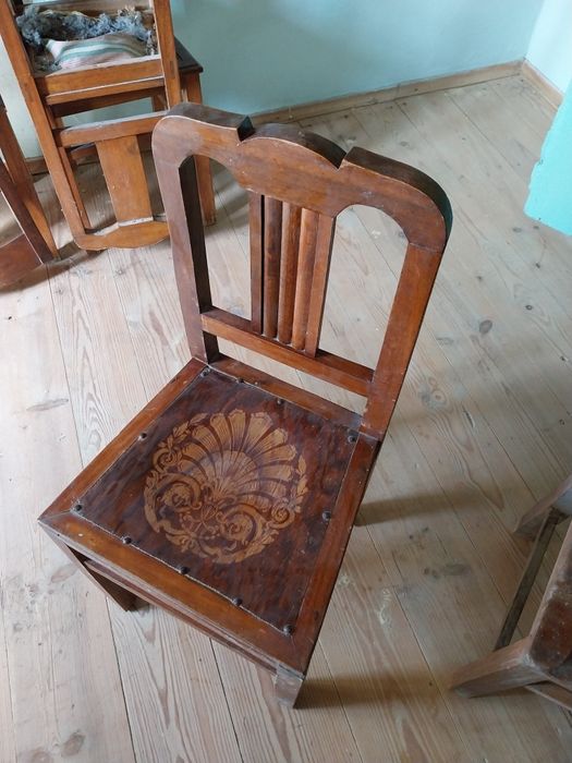 Várias cadeiras antigas