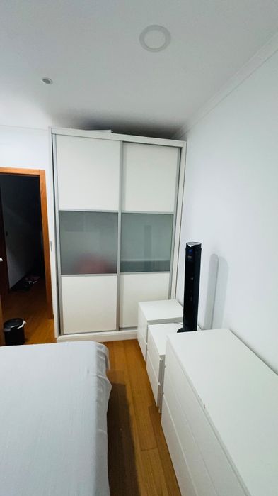 Alugo quarto em casa de Família