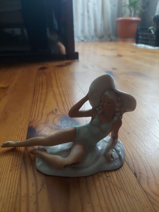 Фарфоровая статуэтка девушка в шляпе