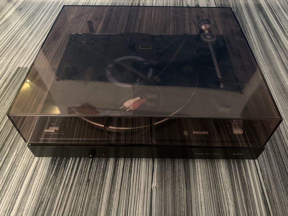 Gramofon Philips 437