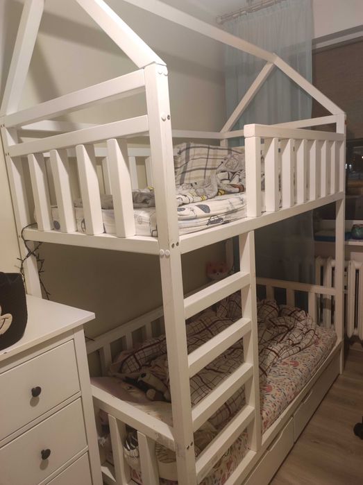 Łóżko piętrowe domek