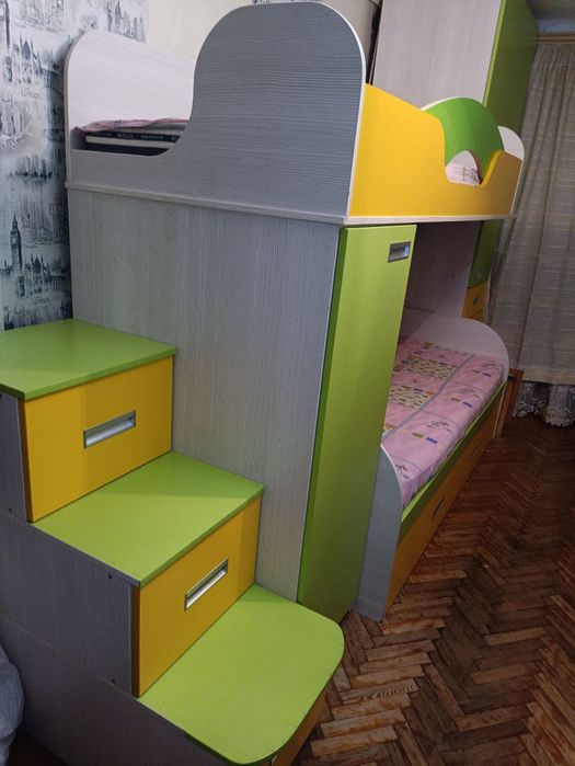 Продам 2х ярусную кровать и стол