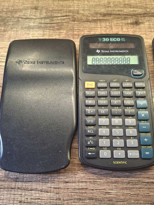 три калькулятора: Texas Instruments TI-30X Pro Mathprint Scientific & Texas Instruments TI-30 ECO RS