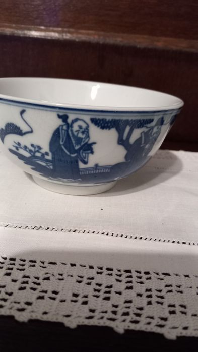 Zestaw Chińskich porcelanowych miseczek i łyżek.