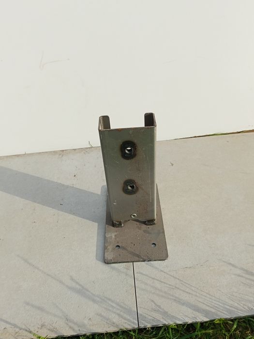 Metalowe stopy pod wiatę