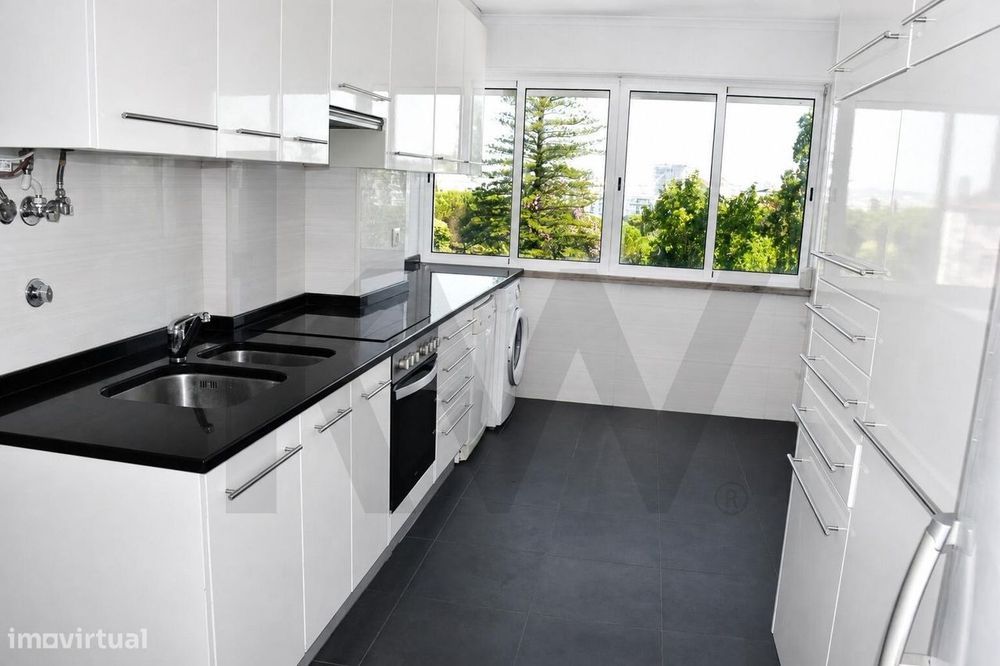 Lumiar | Apartamento T4 com boas áreas e vista desafogada.