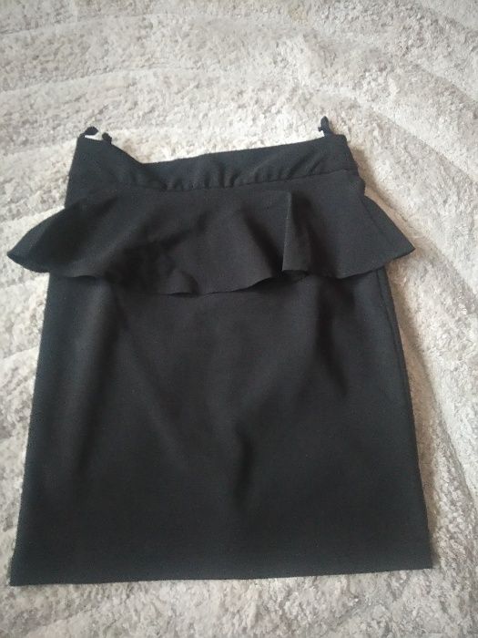 Czarna spódnica z baskinką
