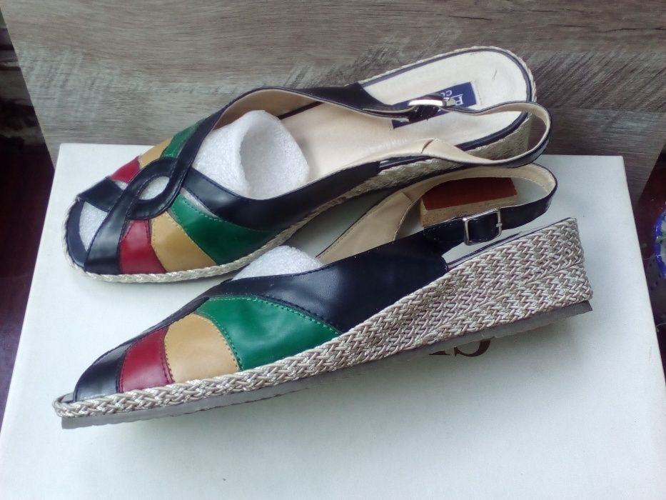 Продам босоножки шлепанцы шлепки женские