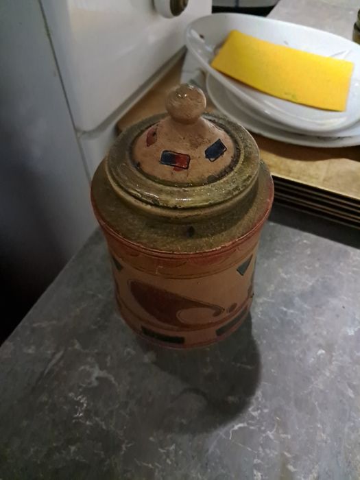 Pote em  barro pintado