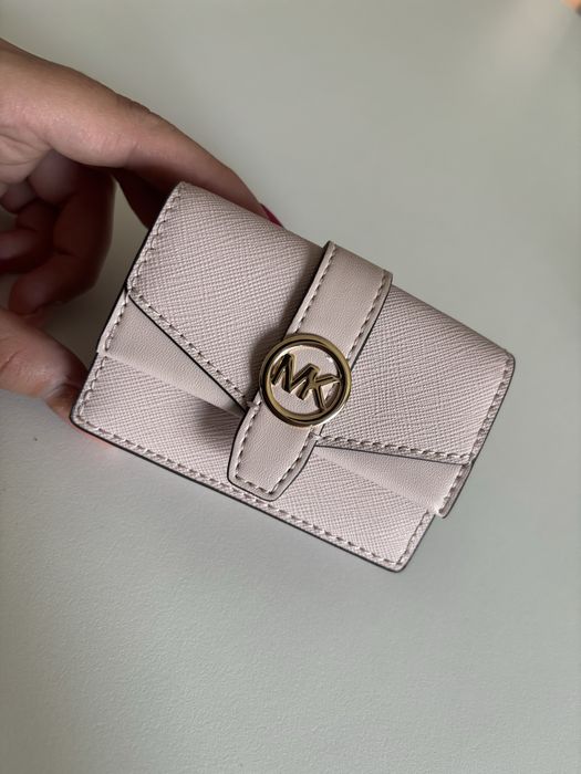 Mały skórzany damski portfelik Michael Kors Greenwich  Flap Trifold pudrowy róż złote logo
