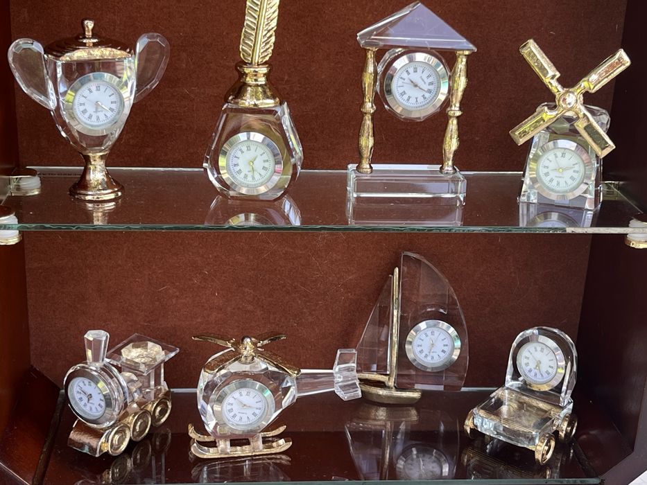 Vitrine decorativa com coleção de 12 mini relógios