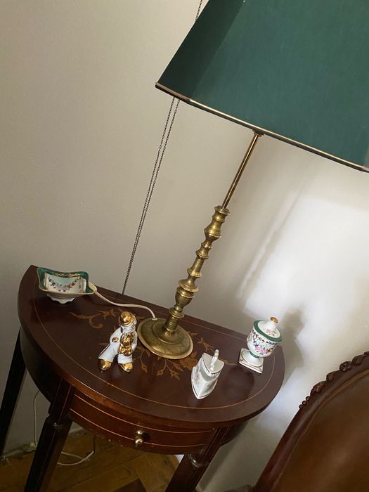 Mesa de apoio com candeeiro