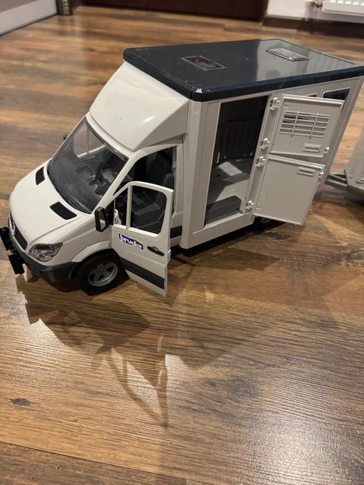 Bruder Sprinter do przewozu koni z przyczepą i figurką konia