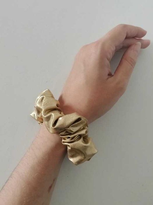 Scrunchie elástico dourado Claire's