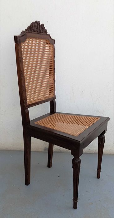 Cadeira clássica de sala de jantar.