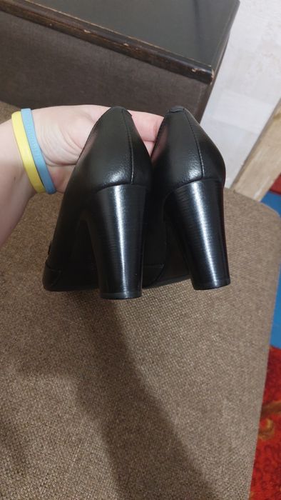 Шкіряні туфлі чорного кольору