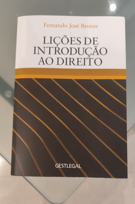 Livro "Lições de Introdução ao Direito" de Fernando José Bronze