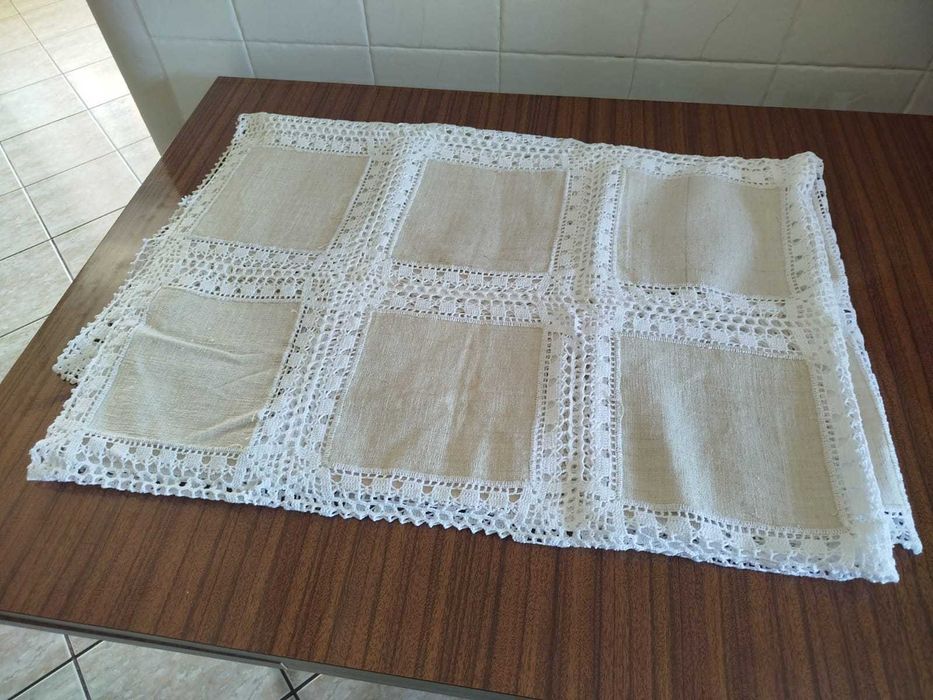 Vende-se toalha em linho, com aplicações de crochet