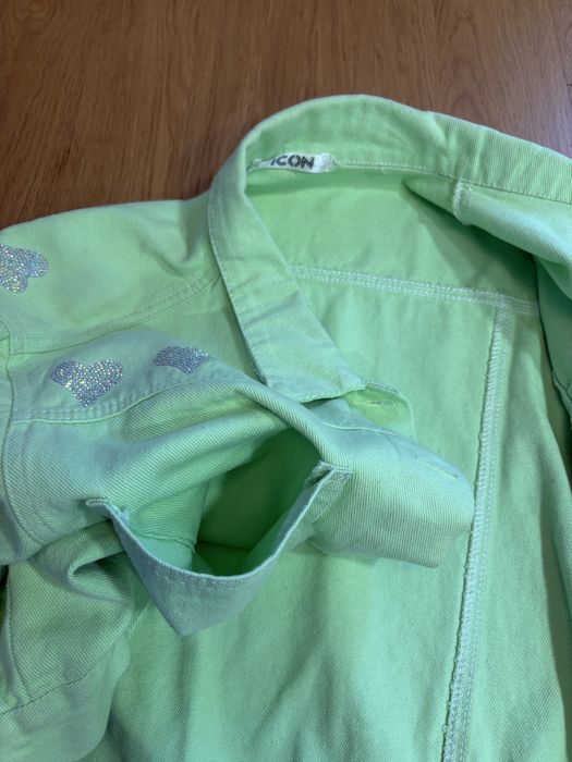 Стильна яскрава куртка вітровка